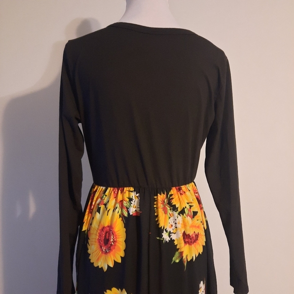 Maxi dress with flowers - Picture 4 of 12